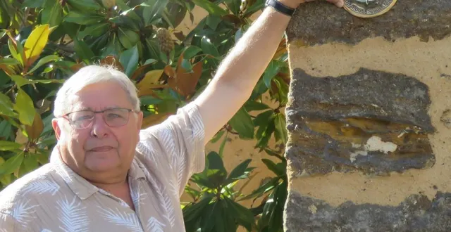 photo  daniel bazille, adjoint chargé de la commission patrimoine, montre l’emplacement où sera posé le clou.  &copy;  le maine libre 