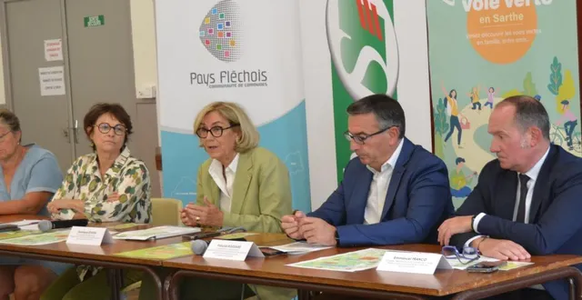 photo  les élus du secteur autour de véronique rivron.  &copy;  le maine libre 