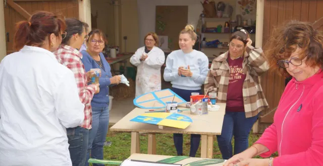 photo  samedi, ils étaient plus d’une soixantaine à répondre à l’appel de la mairie pour participer à la journée citoyenne. les bénévoles ont repeint une salle à l’école maternelle ainsi que les jeux en bois de la cour et fait d’importants travaux d’aménagement dans les cimetières. le ramarchage a connu un fort engouement ainsi que l’atelier de peinture des boucliers pour la future fête médiévale, les fols journées, prévue à l’été 2026.  &copy;  ouest-france 