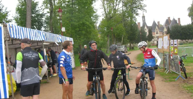 photo  la transbonnétablienne se déroulait ce dimanche, et ce n’est pas le temps maussade qui a ralenti les participants dominicaux, pour venir passer de bons moments sur les différents parcours. le président de la section cyclotourisme, franck dubois, ainsi que les membres du bureau avaient concocté plusieurs parcours de vtt ou de marche sur les sentiers allant jusqu’à la forêt, ainsi que les petites routes locales ou des petits villages alentour. les participants s’en sont donné à cœur joie, dans une ambiance conviviale. plus de 200 randonneurs pédestres et presque autant de vététistes étaient présents.  &copy;  ouest-france 