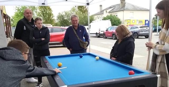 photo  liam, lyanna, maëlly et shayllie ont découvert le billard conseillés par les bénévoles du club.  &copy;  ouest-france 