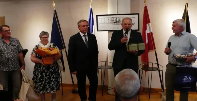 photo  pascal guibout (à gauche), brigitte houlbert, christophe rouillon, zigrids gora, viesturs rikveilis, l’interprète, lors de l’accueil de la délégation de la ville jumelle de madona (lettonie).  &copy;  ouest-france 