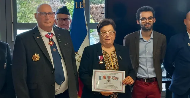 photo  michèle bodet avec édouard lecureur, délégué départemental de l’afbac et jérôme prémartin, maire de mareil-sur-loir.  &copy;  le maine libre 