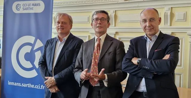photo  la banque de france va s’installer à la cci de la sarthe. (de gauche à droite) hervé tremblaye, président de la cci sarthe, gilles bonal, directeur de la banque de france au mans et philippe brunet, directeur général de la cci de la sarthe.  &copy;  photo : le maine libre 