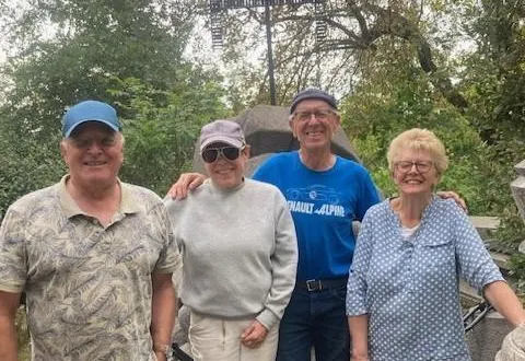 photo  thierry michel (2e en partant de la droite) avait embarqué avec lui, maurice lefevre, bettina vismann et june denton pour restaurer le tombeau de claude chappe au cimetière du père lachaise à paris, le mardi 9 septembre 2025.  &copy;  thierry michel 