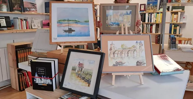 photo  catherine coiffard présidente locale de l’unité croix rouge présente quelques œuvres de josy here.   &copy;  le maine libre 