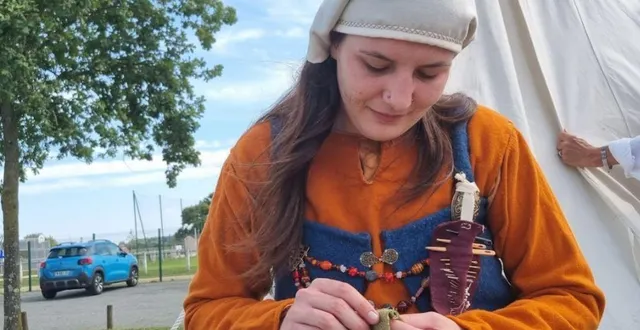 photo  il faut environ 50 heures de travail, pour oriana vercelleto, alias dame eulalie, pour confectionner « une robe à manches dépassées » du xiv-xv ème. on la reconnaît aux manches, qui ne sont pas cousues au corps de la robe.  &copy;  ouest-france 