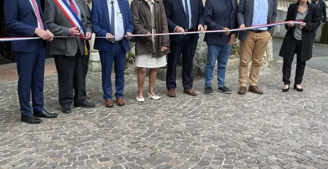 photo  les élus ont découpé le traditionnel ruban lors de l’inauguration de l’église notre-dame de courdemanche  &copy;  le maine libre 