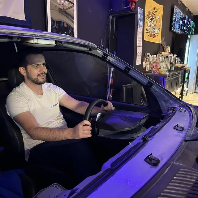 photo clément, 26 ans, a essayé pour la première fois le simulateur de conduite du reload gaming bar.  ©  ouest-france