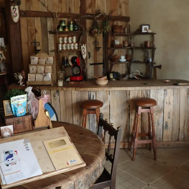 photo laurent masson a rénové entièrement l’intérieur de l’ancienne épicerie de champsecret.  ©  ouest-france