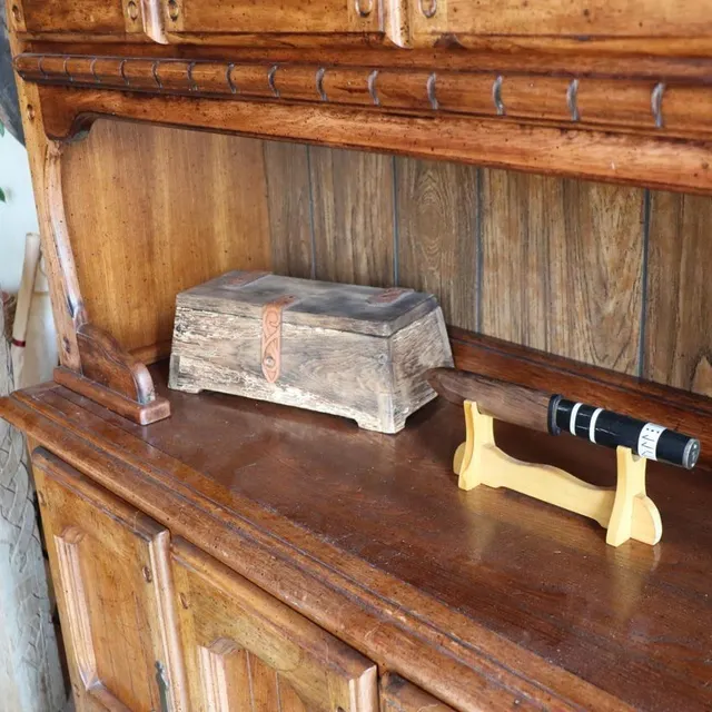 photo laurent masson fabrique, entre autres, des coffres et des couteaux.  ©  ouest-france