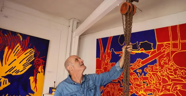 photo  antoine culcasi montre le palan d’origine de la fonderie et qui sert toujours à ses travaux de fondeur de bronze et d’aluminium.  &copy;  co. 