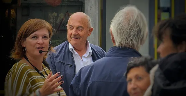 photo  nadège bretonnet, guide conférencière, a déambulé avec pas moins de quarante personnes dans les rues d’écouché-les-vallées (orne) dimanche 14 septembre 2025, pour raconter l’histoire des anciens noms des rues.  &copy;  ouest-france. 