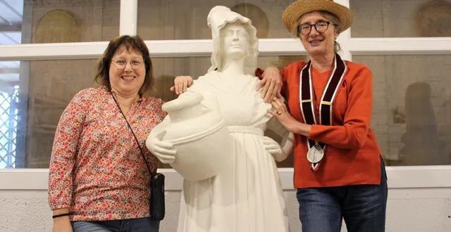 photo  sandrine hammonds, hôtesse d’accueil au musée du camembert à vimoutiers (orne), aux côtés de la grand maître, dominique vignot, et de la statue représentant marie-harel, fermière normande à l’origine du camembert.  &copy;  ouest-france 