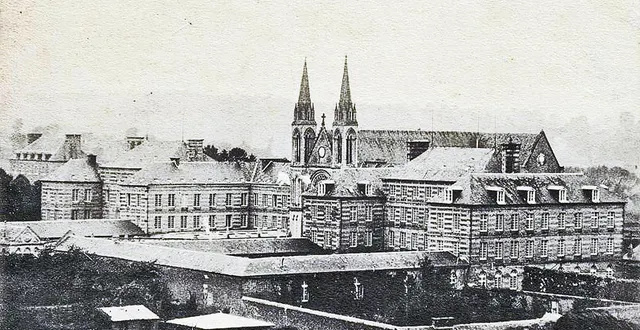 photo  une grande partie des bâtiments de l’institution sainte-marie, à gauche de la chapelle, formant l’axe de symétrie, ont été démantelés après un incendie, en juin 1919.  &copy;  dr 