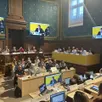 photo baugé-en-anjou, le 15 septembre 2025. pour la première fois, le conseil municipal de la commune nouvelle a siégé dans la maison du citoyen connecté qui a pris place dans l’ancien tribunal. le public est installé à l’entrée de la salle des assemblées, derrière les conseillers municipaux et le banc du maire, eux-mêmes positionnés face aux adjoints et maires délégués.