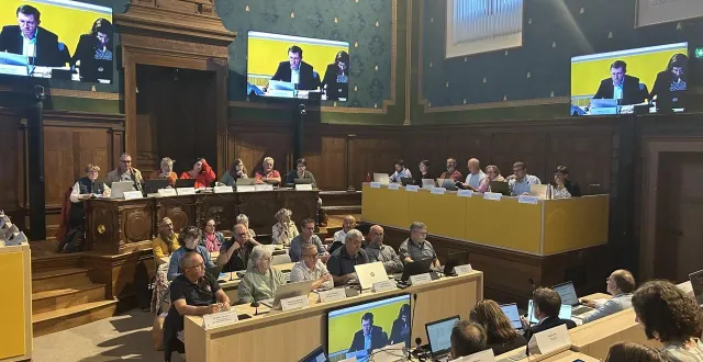 photo  baugé-en-anjou, le 15 septembre 2025. pour la première fois, le conseil municipal de la commune nouvelle a siégé dans la maison du citoyen connecté qui a pris place dans l’ancien tribunal. le public est installé à l’entrée de la salle des assemblées, derrière les conseillers municipaux et le banc du maire, eux-mêmes positionnés face aux adjoints et maires délégués.  &copy;  co – christophe ricci 