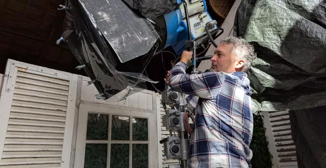 photo  un technicien manipule un projecteur sur le tournage du commissaire dupin, à concarneau, en septembre 2025.  &copy;  ouest-france 