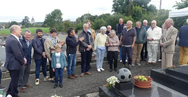 photo  les footballeurs et la famille ont déposé le ballon sur la tombe d’andré debray, à bretoncelles (orne).  &copy;  ouest-france 