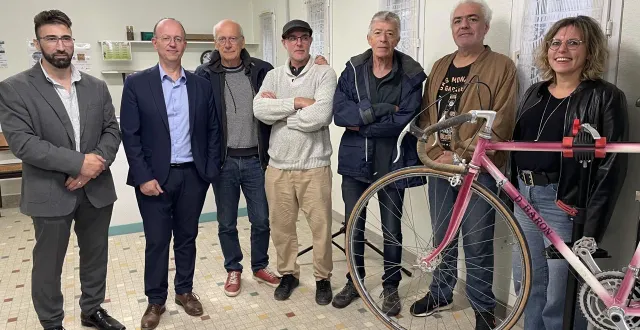 photo  une partie de l’équipe de réajis qui a mis sur pied le repair café et accueillera le public dans le quartier de la vallée d'auge, à argentan (orne).  &copy;  ouest-france 