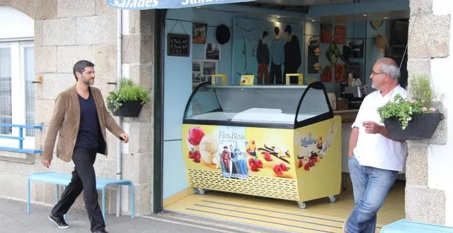 photo  le commissaire dupin, à gauche, en pleine action lors du tournage des premiers épisodes à concarneau (finistère).  &copy;  archives ouest-france 