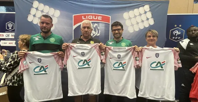 photo  trystan marquet, président de laigné-saint-gervais (3e en partant de la gauche) et stéphanie carreau (écommoy) ont été épargnés par le tirage au sort.  &copy;  le maine libre 