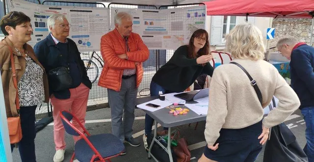photo  les élus annie gourdon, vincent lavenet et jacques sarradin en compagnie d’aurore chaussepied, la responsable urbanisme de la mairie, ont écouté les requêtes sur le plu au marché.  &copy;   ouest-france 