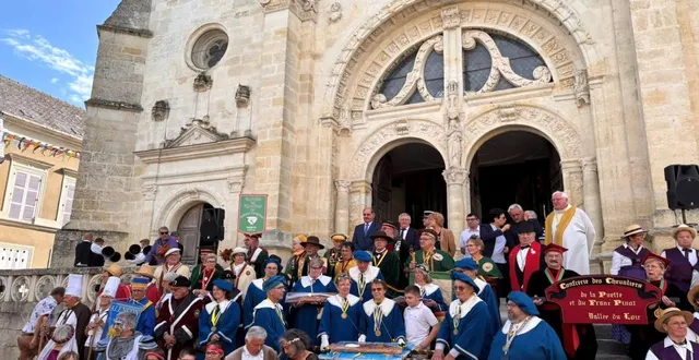 photo  présentation des confréries à la sortie de la messe  &copy;  le maine libre 