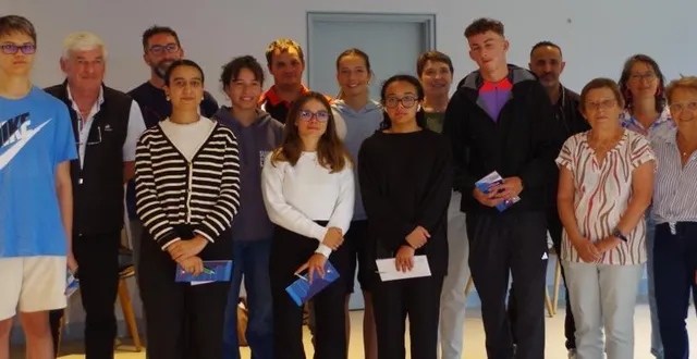 photo  une dizaine de jeunes sont venus chercher leur première carte d’électeur.  &copy;  le maine libre 