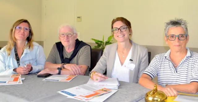 photo  de gauche à droite : nadège deniau, animatrice, alain pasquereau du ccas, sandra clément, adjointe de direction et sophie michaud, kinésithérapeute.  &copy;  le maine libre 