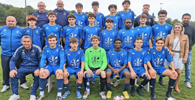 photo  les 20 joueurs, dont deux arbitres, et leurs coaches.  &copy;  le maine libre 