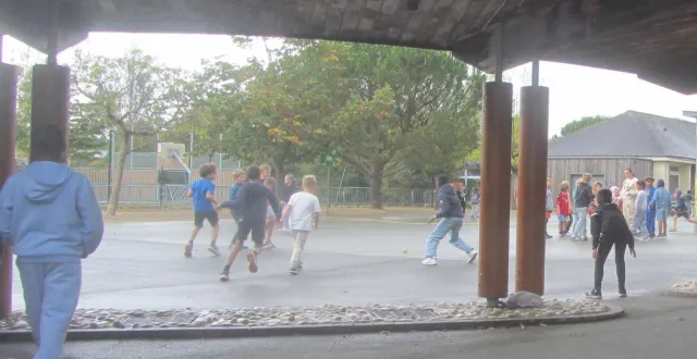 photo  la cour de récréation de l’école élémentaire bellevue.  &copy;  ouest-france 