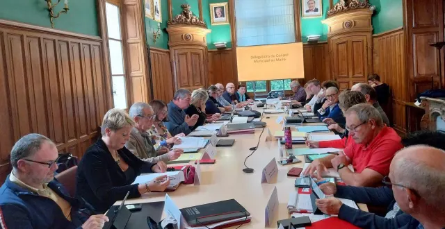 photo  les élus lors du conseil municipal, lundi.  &copy;  ouest-france 