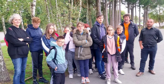 photo  un groupe d’élèves accompagné de deux professeurs, nathalie colin et marc lecornu, a découvert le circuit des bornes cavalières, avec éric leblanc, le directeur de l’établissement (à droite).  &copy;  ouest-france 