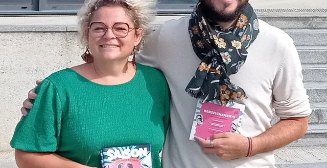 photo  catherine villedieu, du pôle culturel de la communauté de communes andaine passais et julien thézé, responsable culture à la mairie présentant la plaquette de la saison culturelle partagée.  &copy;  ouest-france 