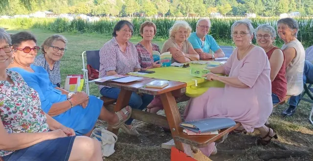 photo  la dernière rencontre lecture de juillet s’est tenue en extérieur.  &copy;  archives ouest-france 