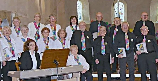 photo  la chorale arc-en-ciel lors d’un concert dans l’église d’allonnes en 2024.  &copy;  archives ouest-france 