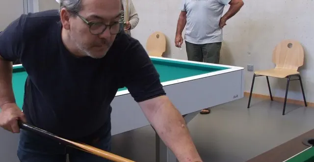 photo  un adhérent au premier plan s’essaye au black ball.  &copy;  ouest-france 