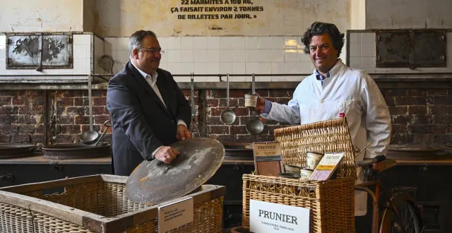 photo  connerré, mercredi 10 septembre. léonard et théophile prunier dirigent l’entreprise en n’oubliant jamais l’héritage des anciens. ils sont la quatrième génération à la tête de prunier.  &copy;  denis lambert 
