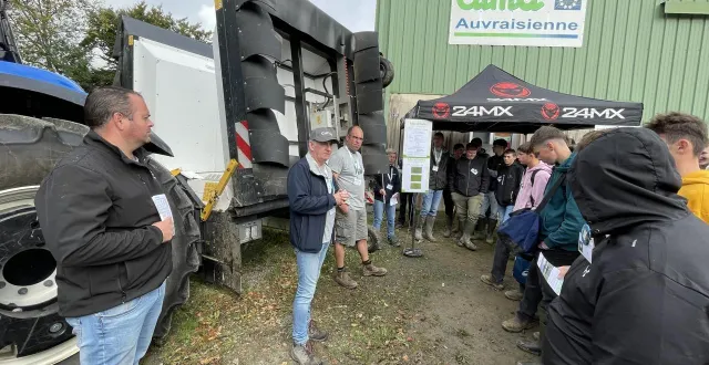 photo  des élèves écoutent la présentation du robot équipé d’une intelligence artificielle pour traiter les prairies.  &copy;  ouest-france 