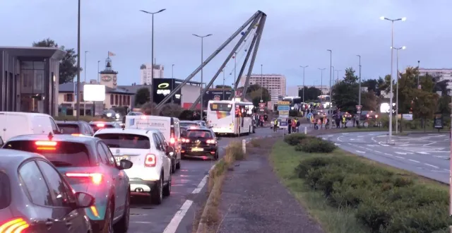 photo  mercredi 10 septembre 2025, à l’occasion du mouvement « bloquons tout » environ 80 personnes étaient présentes sur le rond-point de l’espace anjou.  &copy;  archives ouest-france 