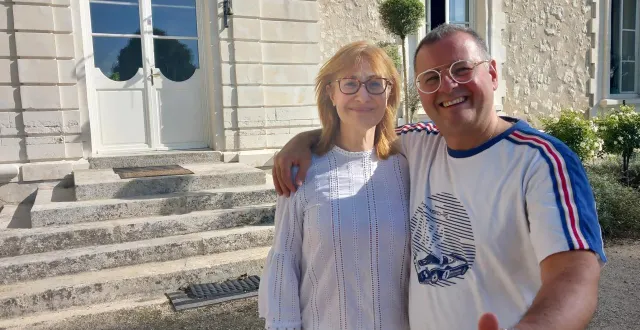 photo  les propriétaires du château de montaupin à oizé, cynthia et fady fadel, au nord-est de la flèche (sarthe), ouvriront leurs portes à l’occasion des journées européennes du patrimoine 2025. ils accueilleront une trentaine d’artistes qui se produiront devant le public samedi 20 et dimanche 21 septembre 2025.  &copy;  dr 