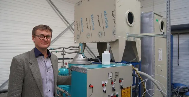 photo  guillaume bourtourault, le dirigeant de l’entreprise tmw devant une centrifugeuse qui part la semaine prochaine à la réunion afin d’équiper une entreprise industrielle.  &copy;  ouest-france 