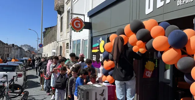 photo  plus d’une centaine de jeunes faisait la queue depuis une heure ou deux pour l’inauguration de l’enseigne.  &copy;  ouest-france 