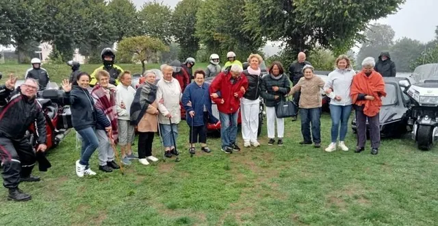 photo  quinze side-cars ont permis à neuf personnes bénéficiaires de l’accueil de jour une sortie insolite à l’île moulinsart.  &copy;  le maine libre 