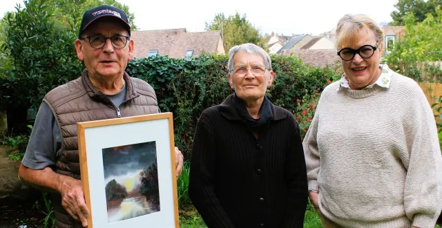 photo  marie-noëlle leroi (à droite) entourée de bénévoles de l’association lors des préparatifs de l’exposition.   &copy;  le maine libre 