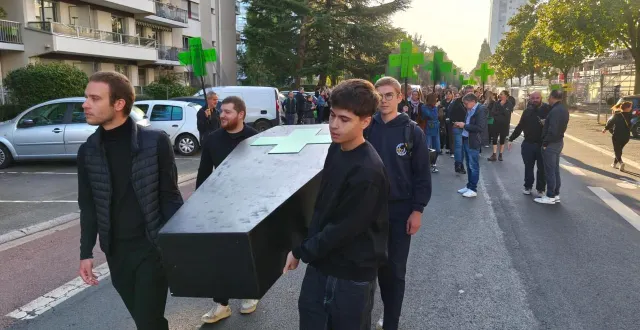 photo  les pharmaciens manifestent à angers, ce jeudi 18 septembre.  &copy;  maxime pernet/ouest-france 
