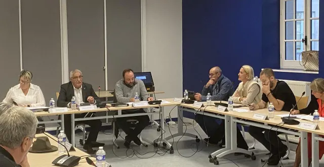 photo  le maire mostefa maachi (deuxième en partant de la gauche) a fait acter le retrait de ses délégations d’adjointe à marie-caroline malewicz-labbé (cinquième en partant de la gauche).  &copy;  ouest-france 