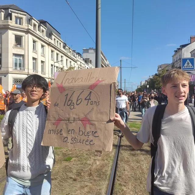 photo de jeunes manifestants à angers, ce jeudi 18 septembre.  ©  ouest-france