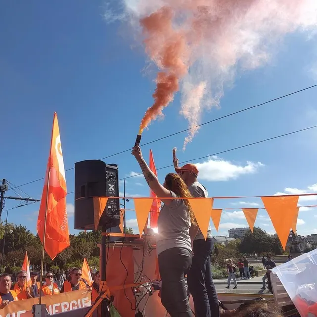 photo les manifestants s’attaquent aux mesures budgétaires controversées du gouvernement, à angers.  ©  ouest-france